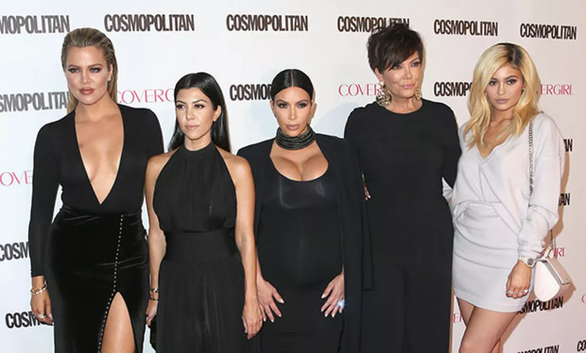 La tienda de ropa ubicada en West Hollywood sufrió un atentado anoche, cuando un hombre no identificado rompió el vidrio del aparador y lanzó al interior un objeto encendido.