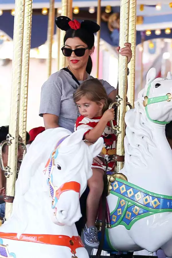 Kourtney Kardashian y sus hijos se divirtieron en el parque de diversiones.