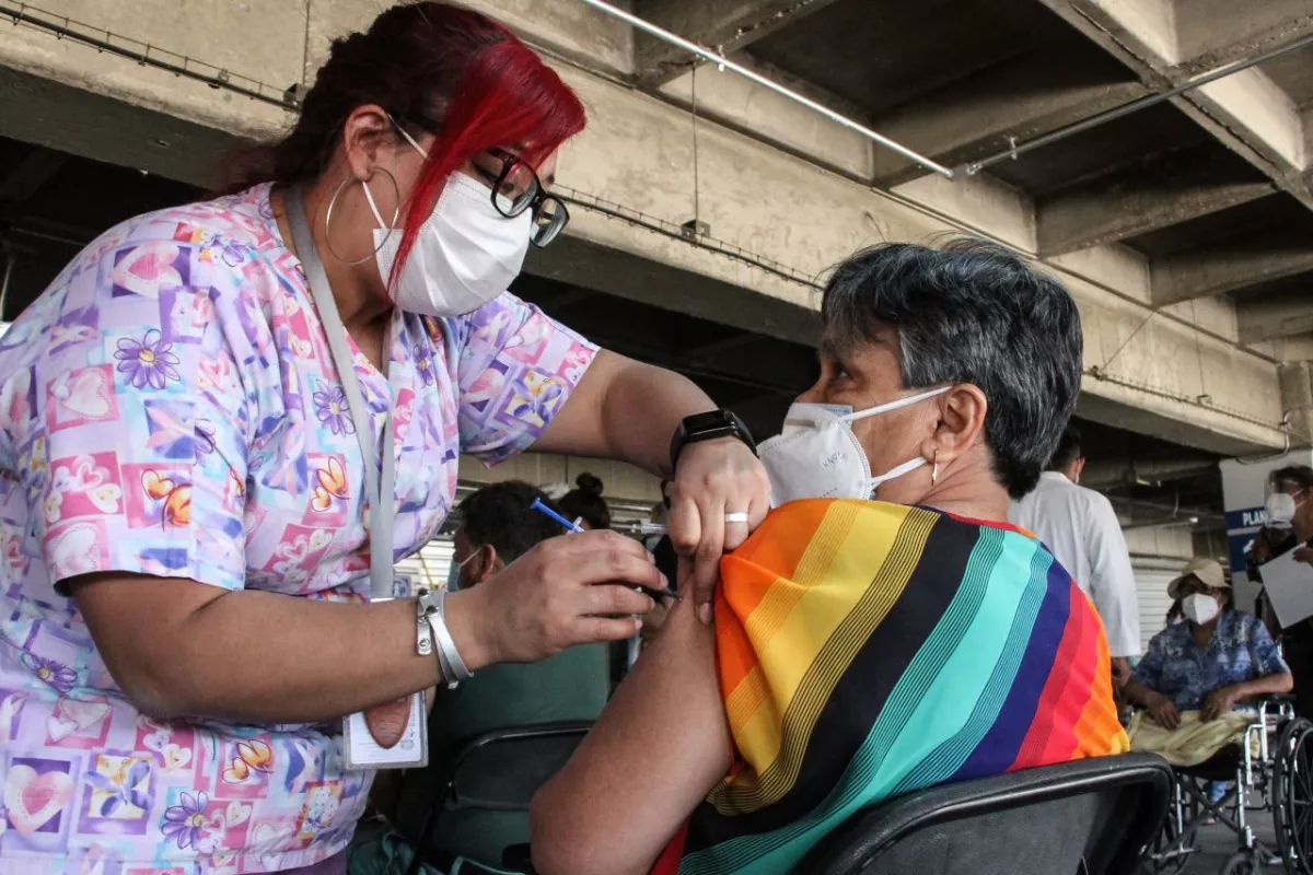 Vacunación en adulto mayor en las inmediaciones de la Arena Ciudad de México.