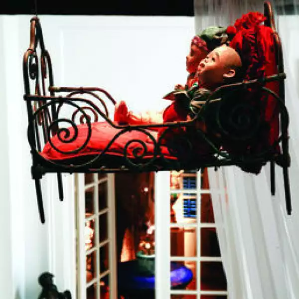 Cama que representa la pereza, muñecos tibetanos simbolizando la flojera