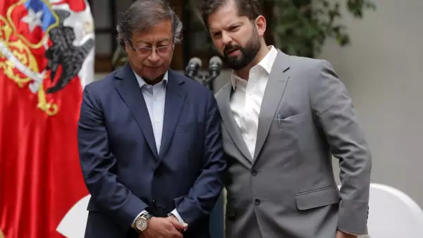 En esta foto de archivo tomada el 9 de enero de 2023, el presidente de Chile, Gabriel Boric (a la derecha) habla con su contraparte de Colombia, Gustavo petro, durante un comunicado después de su renión en el paplacio presidencial de La Moneda en Santiago, Chile.
