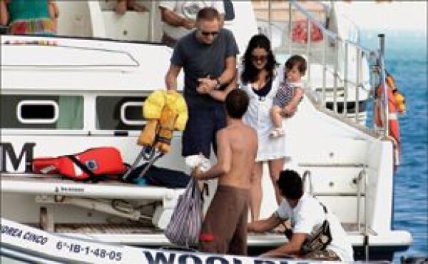 Salma acompañada por Pinault y Velentina, la cumpleañera.