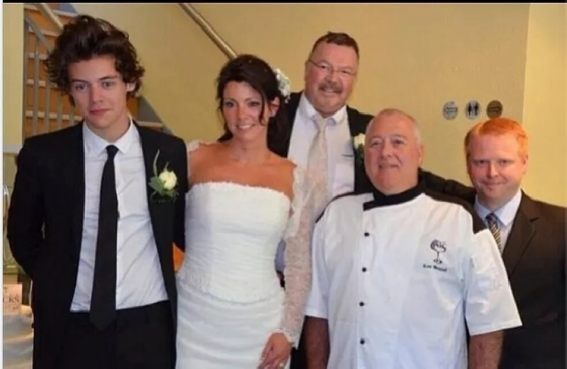 Durante el emotivo enlace, el cantante de One Direction, quien además fue el padrino de la boda, derramó algunas lágrimas y cantó para los novios.