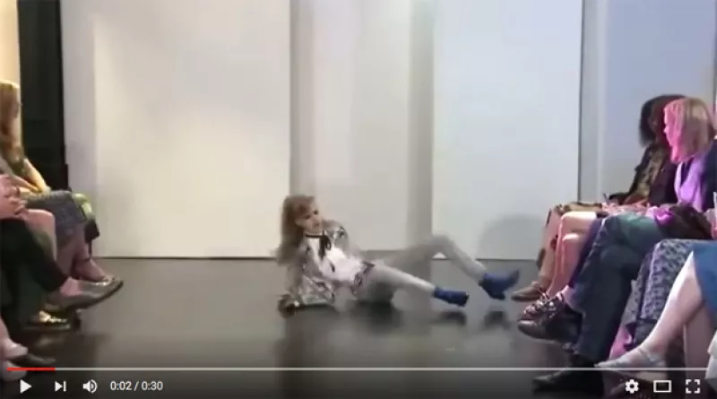 Durante el desfile Resort 2017 de Marc Jacobs, un par de modelos tuvieron un bochornoso momento al resbalarse mientras caminaban; pero afortunadamente pudieron reincorporarse con mucho estilo.