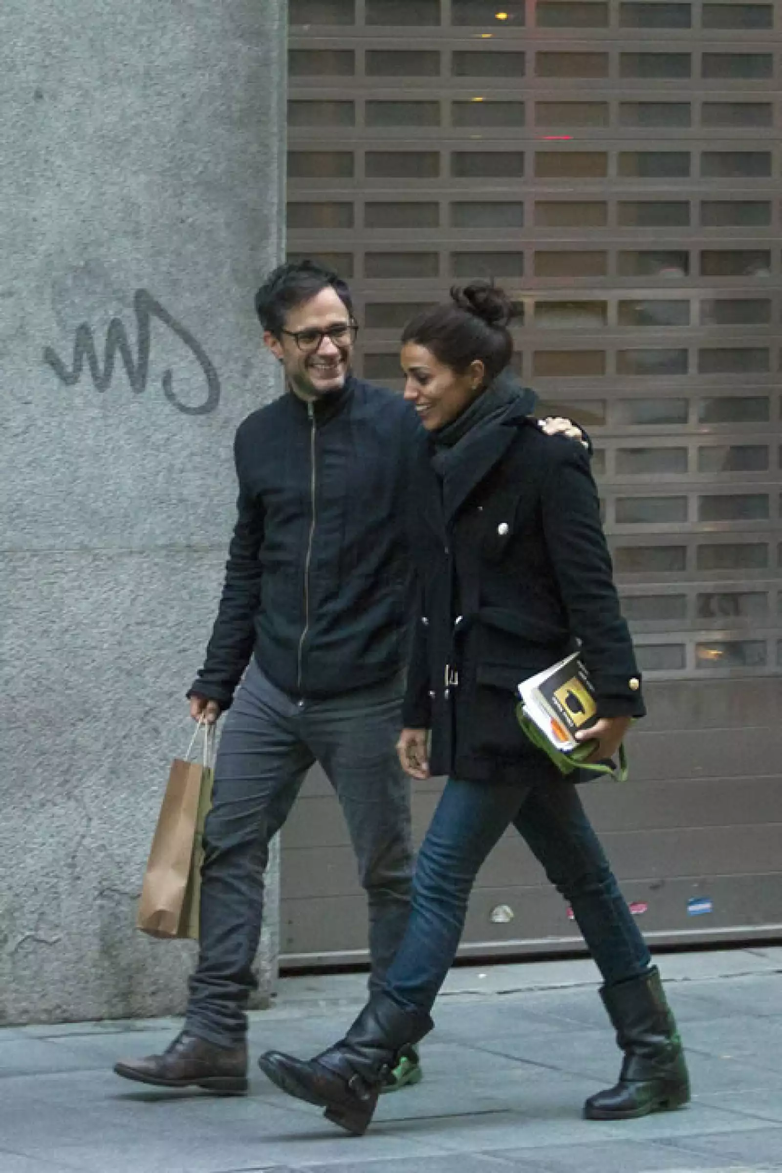 A la pareja se le vio feliz y sin temor de mostrar su cariño y alegría en público.