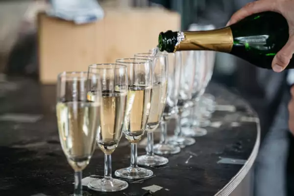 El origen de la champagne y su viaje de elegancia efervescente

