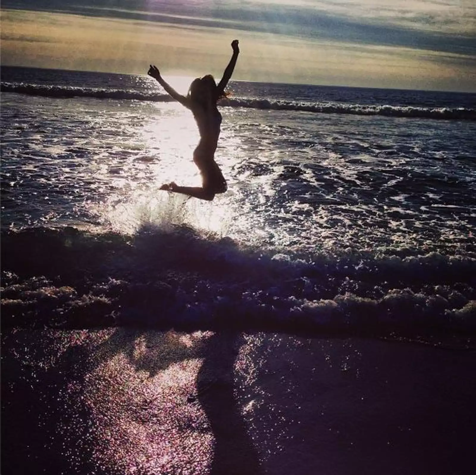 Karla Souza pasó la Navidad en Santa Mónica, desde donde compartió esta imagen.