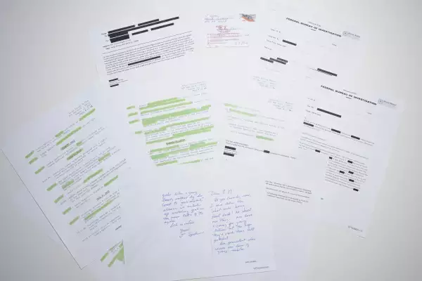 Esta ilustración fotográfica tomada en Washington, DC, el 23 de diciembre de 2025, muestra un nuevo lote de archivos publicados el martes por el gobierno de los Estados Unidos en relación con el notorio delincuente sexual Jeffrey Epstein.