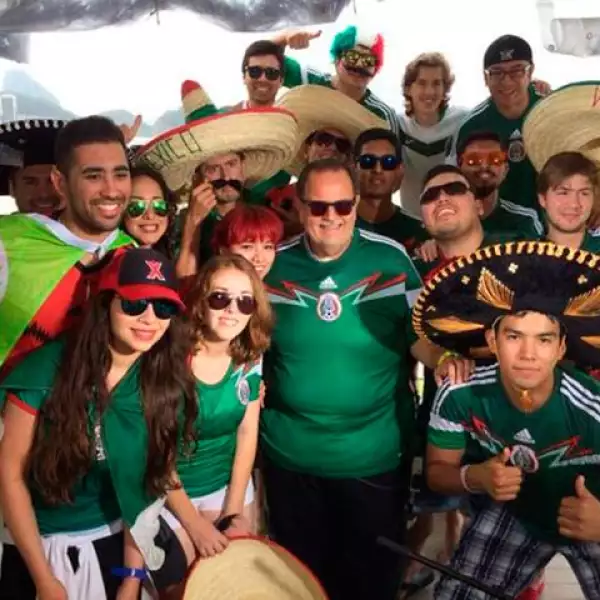 Raúl de Molina no dudó en apoyar al equipo mexicano.