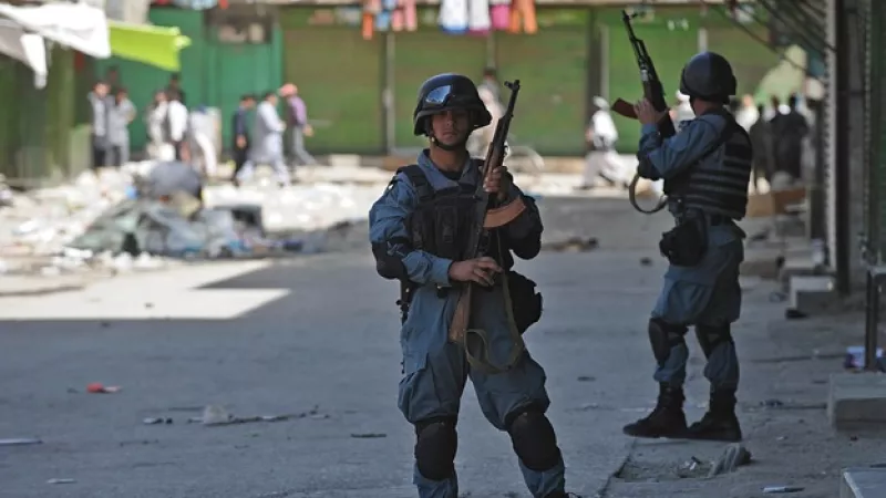 soldado de afganistan vigila