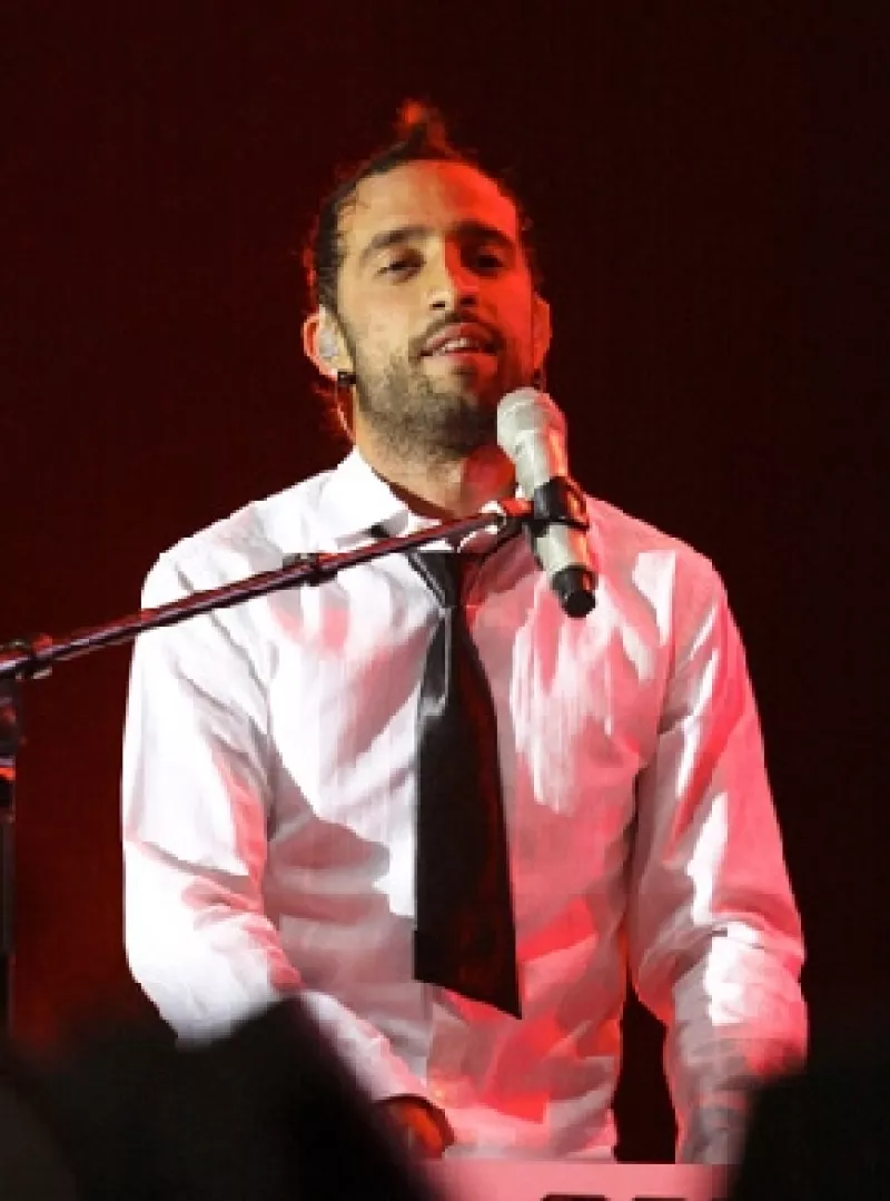 El integrante del grupo Camila explicó que escribir la canción ‘Aléjate de mí´ fue un alivio, ya que ahora el público lo conocerá tal cual es, con aciertos y errores.