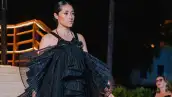 Mujer modelando con un vestido negro de Guillermo Jester. 