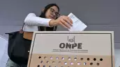 Una mujer emite su voto en un colegio electoral durante la segunda vuelta de las elecciones presidenciales en Lima el 7 de junio de 2026. Los peruanos elegirán a su noveno presidente en 10 años, en una segunda vuelta electoral entre el conservador Keiko Fujimori y el izurdista Roberto Sánchez, que están tratando de atraer a los votantes hartos del caos político y el aumento de la delincuencia.
