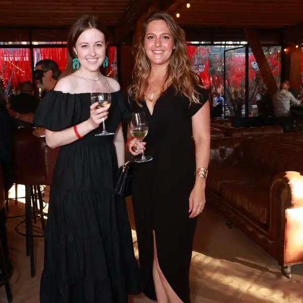Emily Heft y Aline Amos 