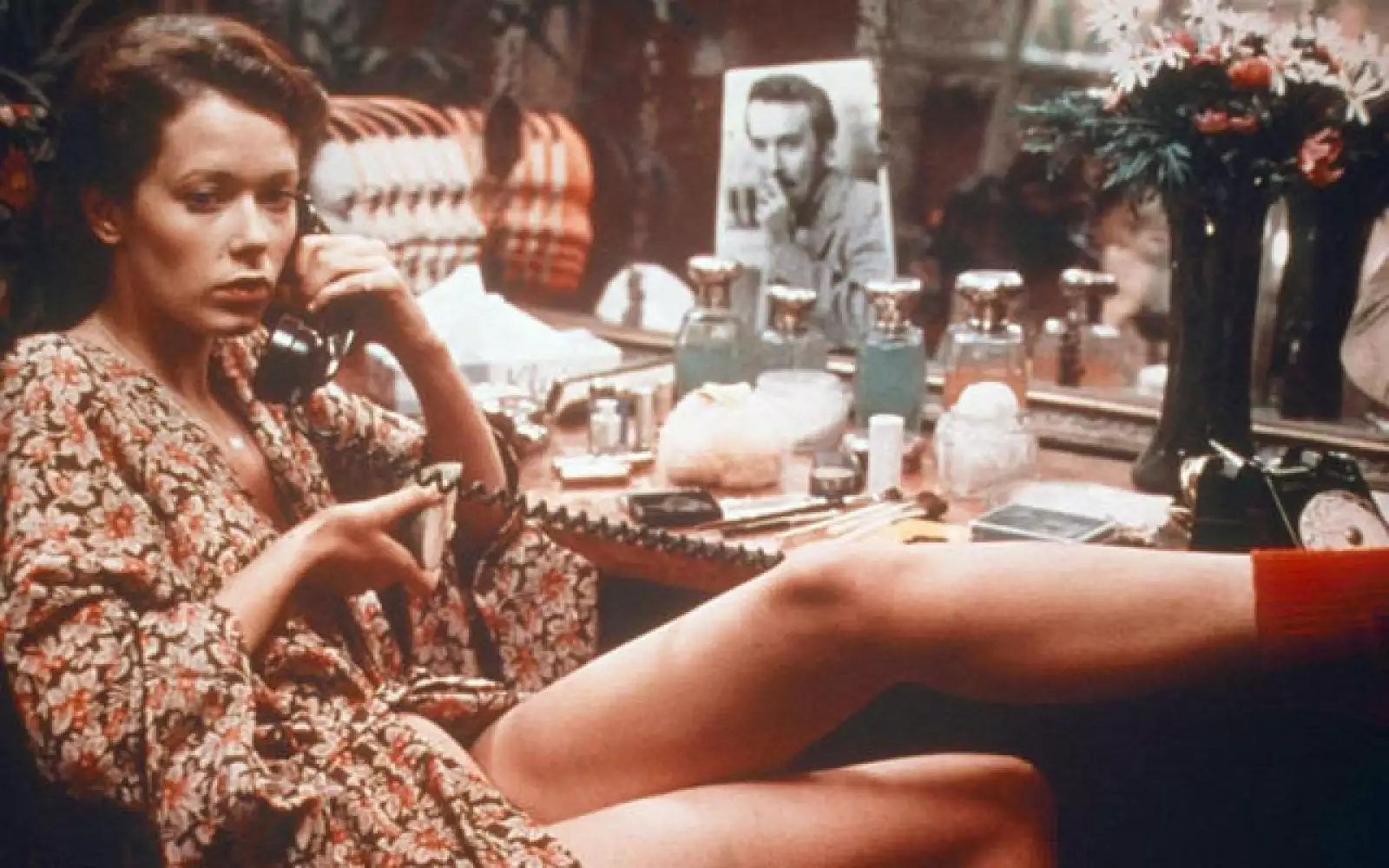 Emmanuelle es un clásico francés del cine erótico de 1974. Fue protagonizada por la fallecida actriz Sylvia Kristel.