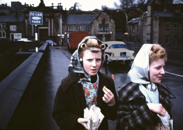 Curlers and Chips (1965), de John Bulmer, para la revista Sunday Times Magazine