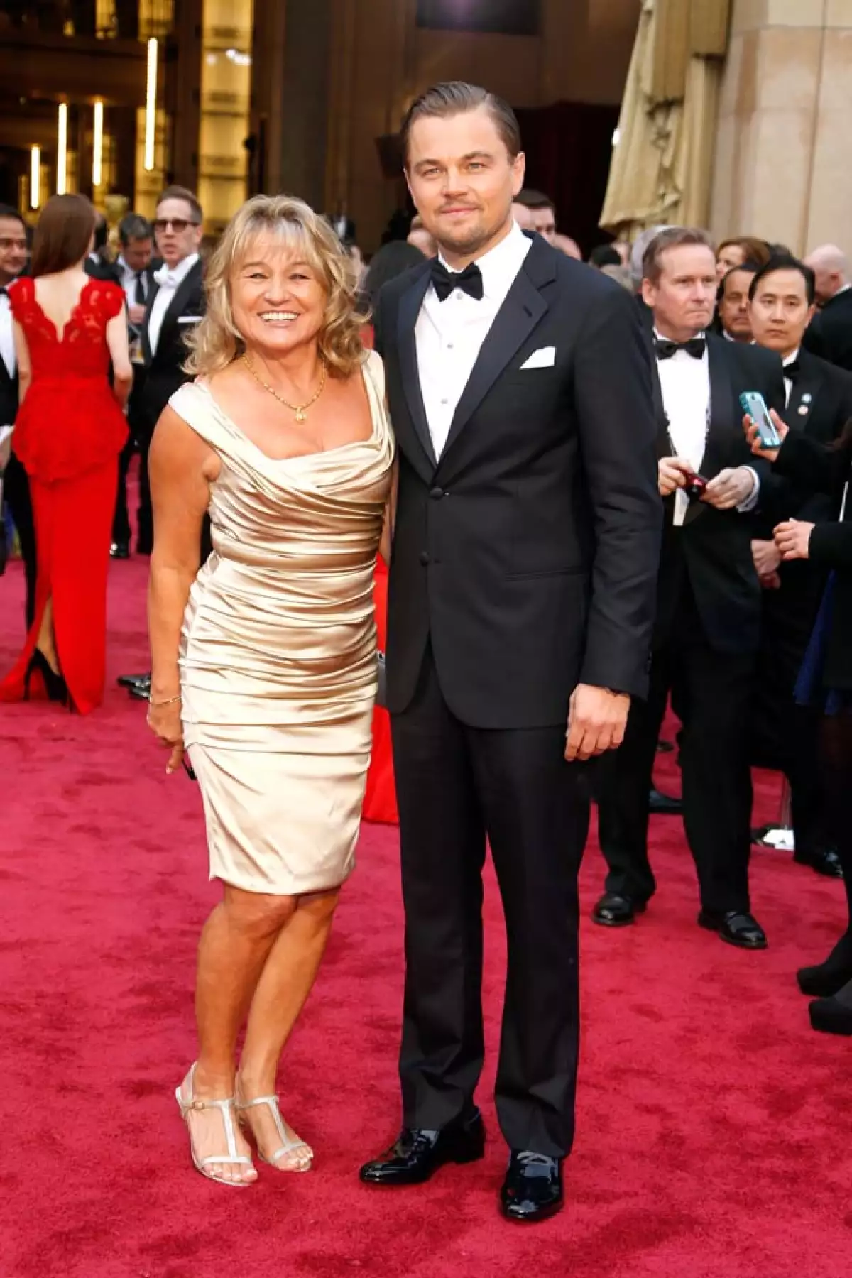 The perfect man and the perfect son! El ganador del Oscar acudió a una subasta en su paso por Cannes y no perdió oportunidad para comprar algo muy especial para su madre, Irmelin Indenbirken.