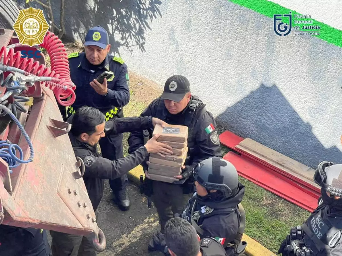 (Autoridades de la Ciudad de México incautaron 1,5 toneladas de cocaína en paquetes escondidos en un camión)