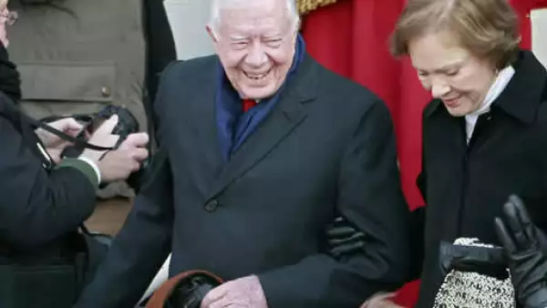 El ex presidente Jimmy Carter y su esposa Rosalynn, al momento de llegar a la asunción de Obama.