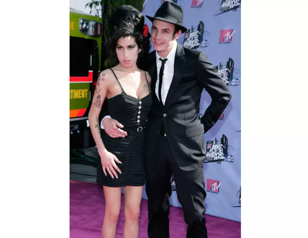 La madre de Blake Fielder-Civil, Sarah Aspin, encontró a su hijo asfixiándose en la cama tras supuestamente haber ingerido alcohol y drogas en grandes cantidades.