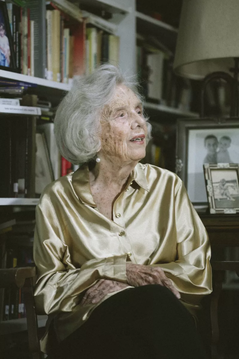 Elena Poniatowska retratada en su casa de Chimalistac.
