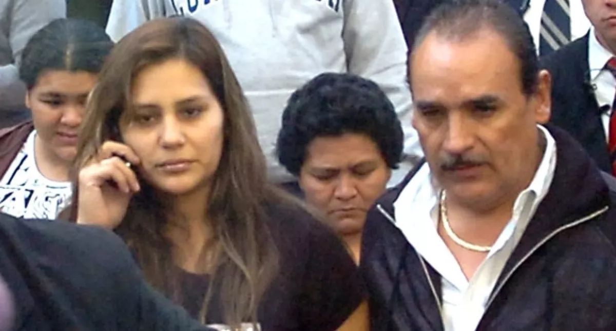 La esposa de Salvador, María Alonso, llegó al hospital en medio de decenas de personas que apoyan al delantero del América.