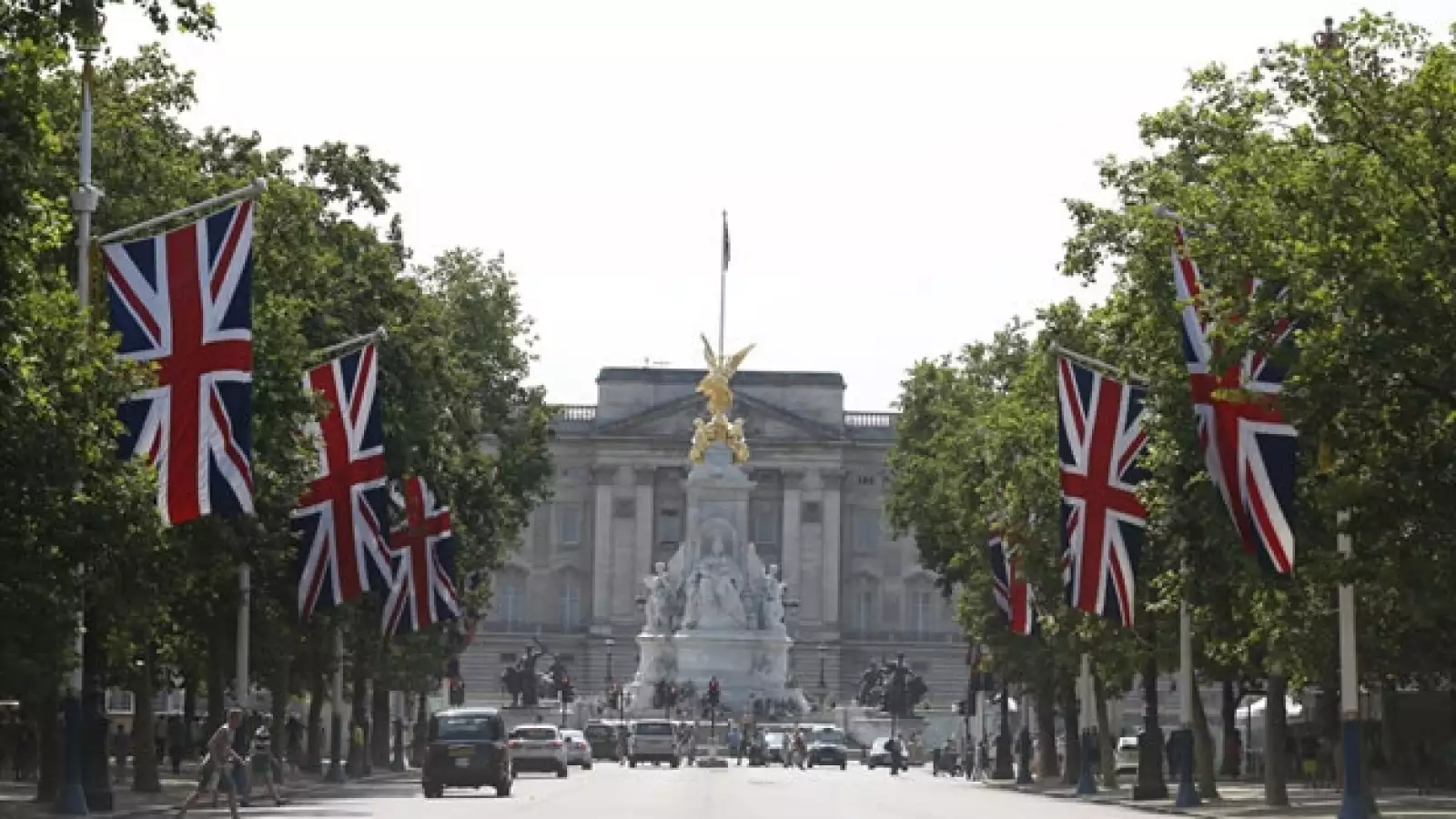 el palacio de buckinham decorado con banderas