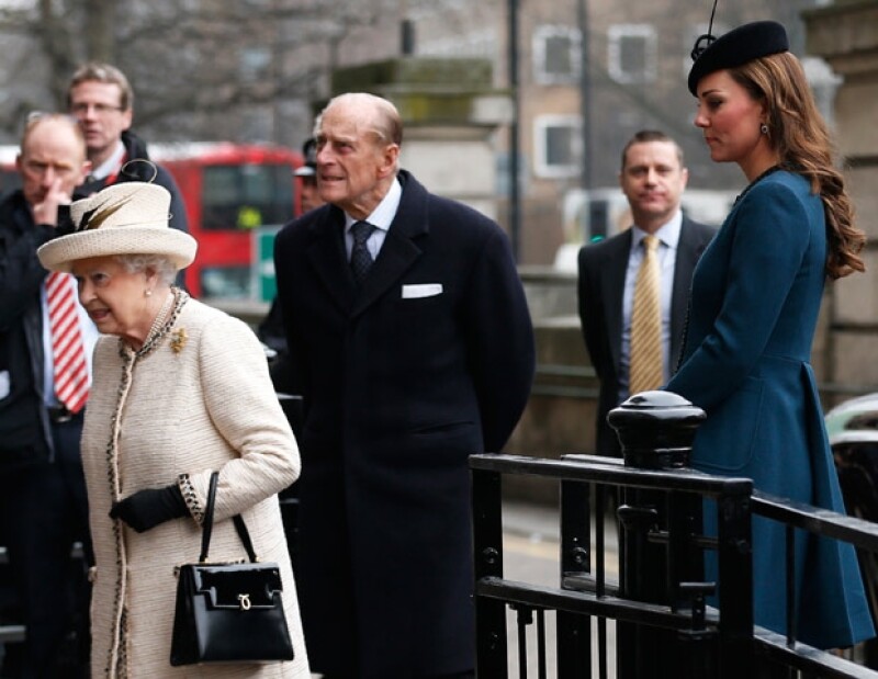 Kate Middleton con la reina Isabel II y el Duque de Edimburgo.
