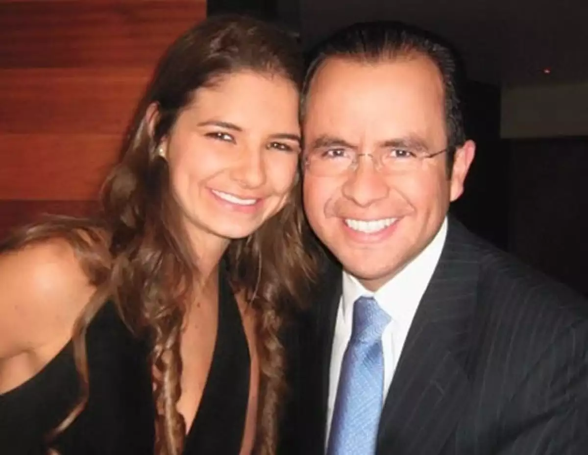 Alejandro Fernández y Karla Laveaga, Marcelo Ebrard y Rosalinda Bueso y Jorge Emilio González y María Couttolenc son parejas que demuestran que en el amor no importa la edad.