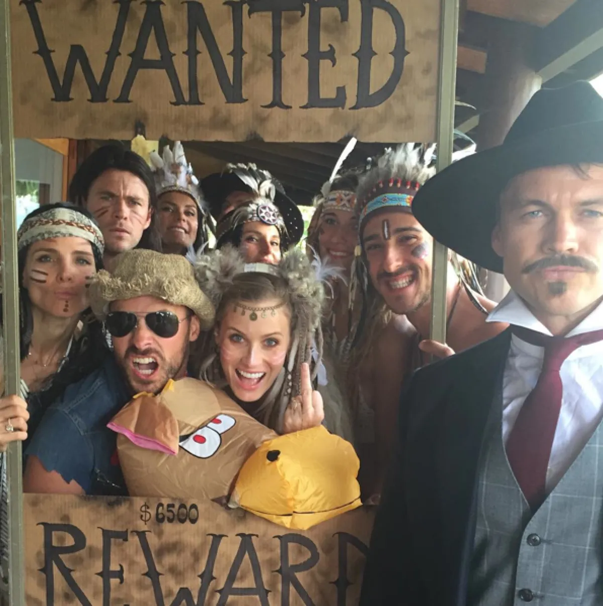 La fiesta que ofreció Chris era temática.