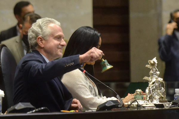 Constanza Creel en la juramentación de Santiago Creel como presidente del Congreso de la Unión