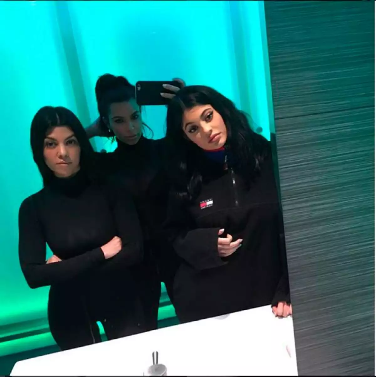 Kourtney compartió algunas fotos junto a Kim y Kylie en las que las hermanas lucen atuendos en color negro.