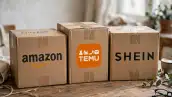 Paquetes de amazon, temu y Shein en una mesa de madera en la que hay plantas, lentes.