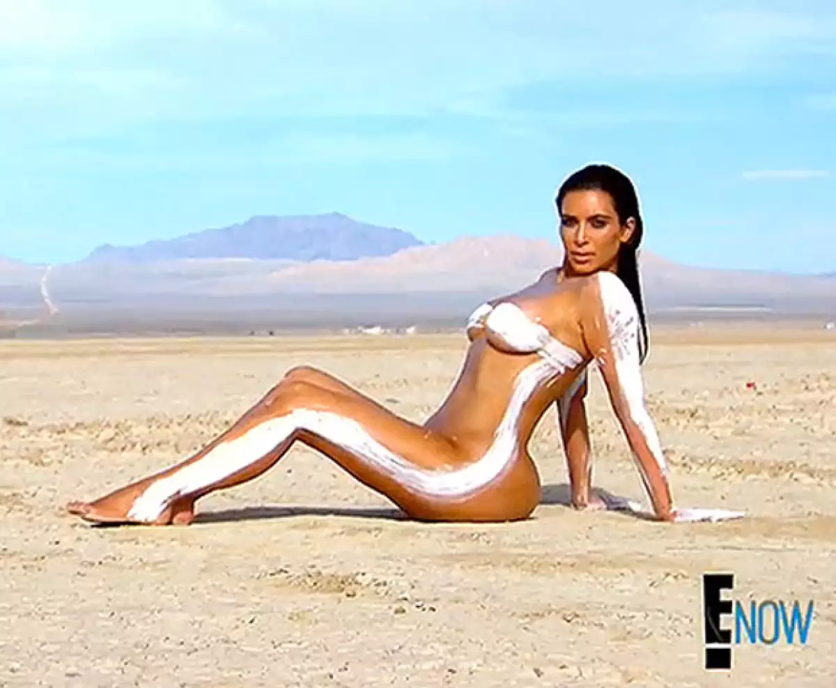La socialité posó prácticamente desnuda para una sesión de fotos en el desierto, cubriendo sus partes íntimas con sólo unos brochazos de pintura blanca.
