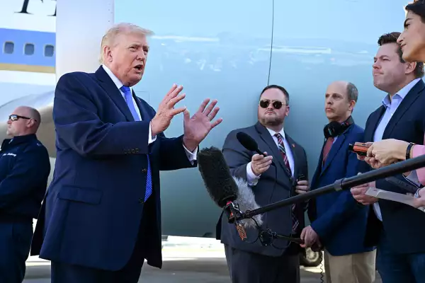 Estados Unidos El presidente Donald Trump habla con los periodistas antes de abordar el Air Force One en el Aeropuerto Internacional de Palm Beach el 23 de marzo de 2026 en West Palm Beach, Florida. El presidente Trump viaja a Tennessee antes de regresar a Washington.