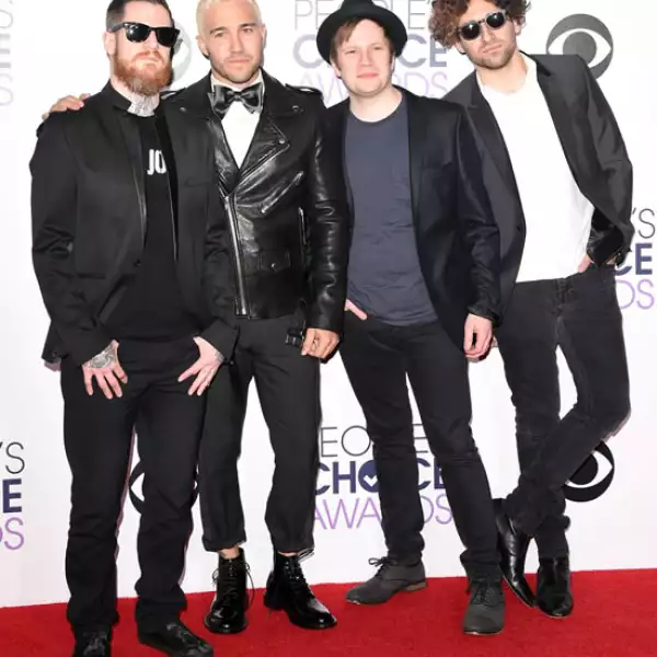 El grupo también se presentó durante la noche.