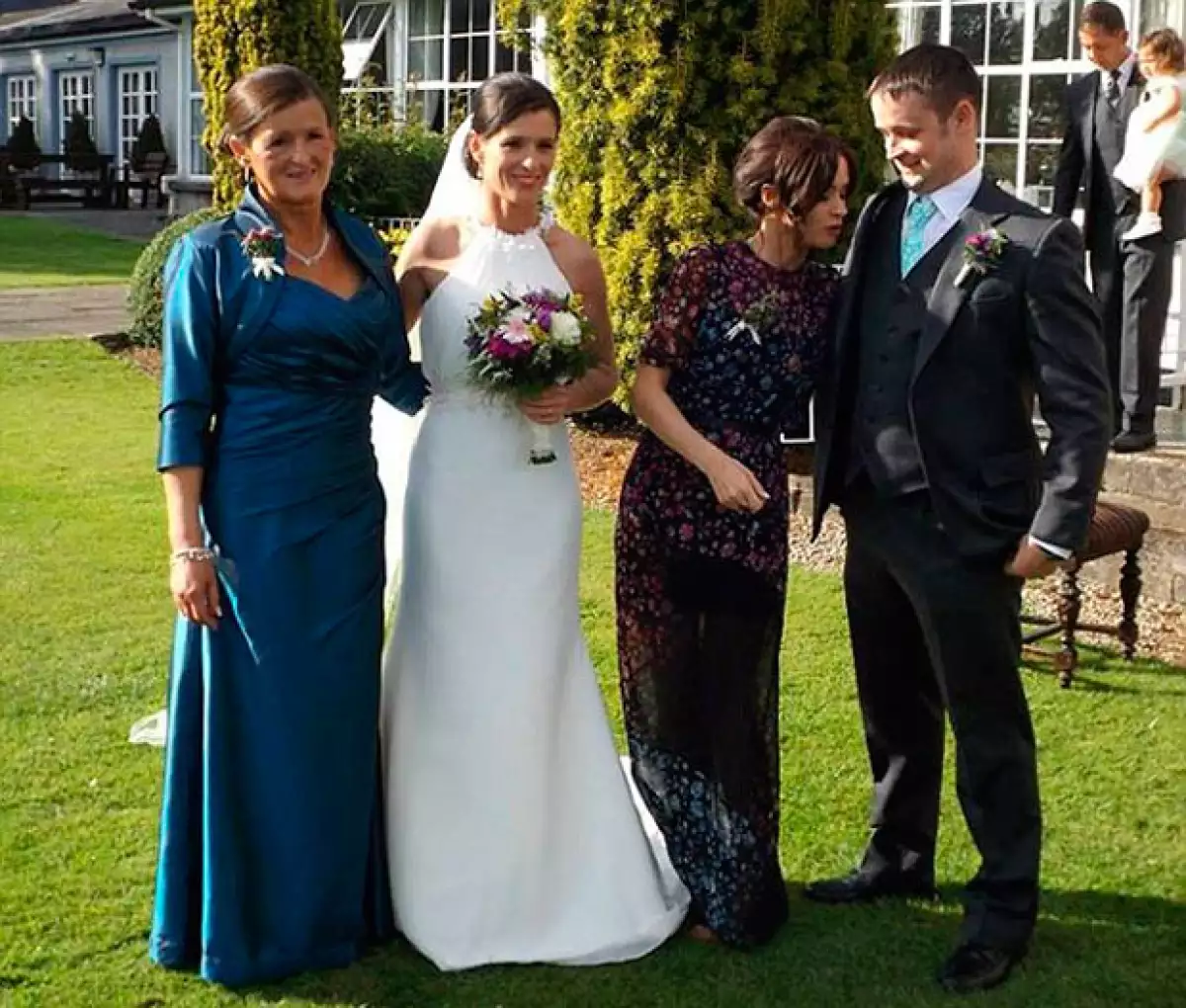 La madre de Cathriona, Birigid, Cathriona y su hermano James en la boda de su hermana Lisa.