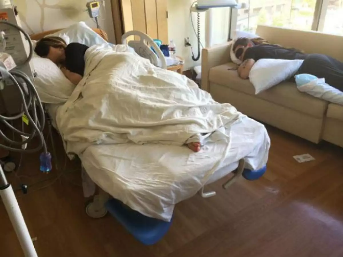 El cantante está a horas de convertirse en padre por segunda ocasión, por lo que trata de hacer más llevadero el proceso a su esposa Ayda Field. Por supuesto, todo captado en video.