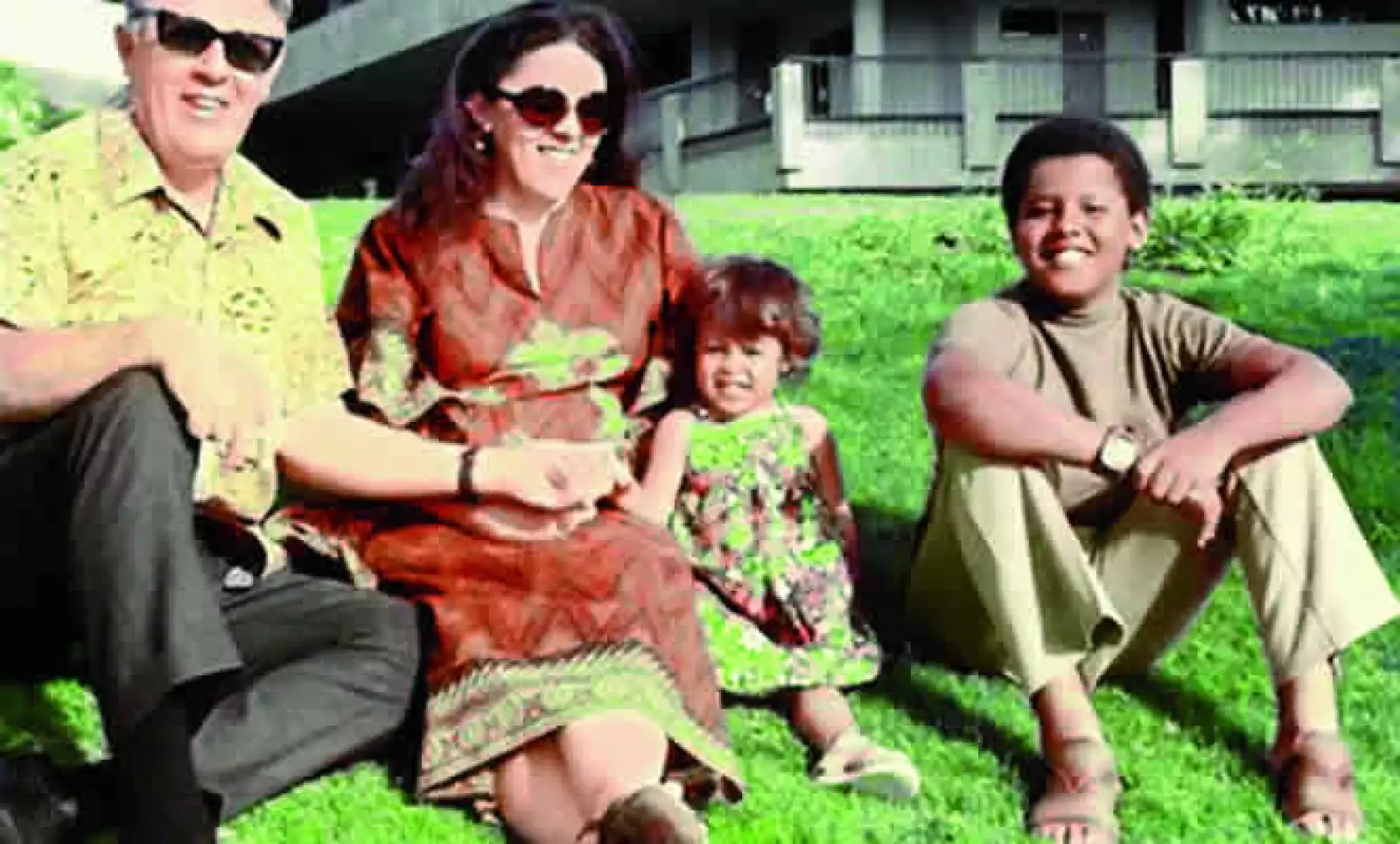 Obama con el abuelo paterno, su madre Stanley Ann y su media hermana Maya, en su casa de Hawai, en 1973.