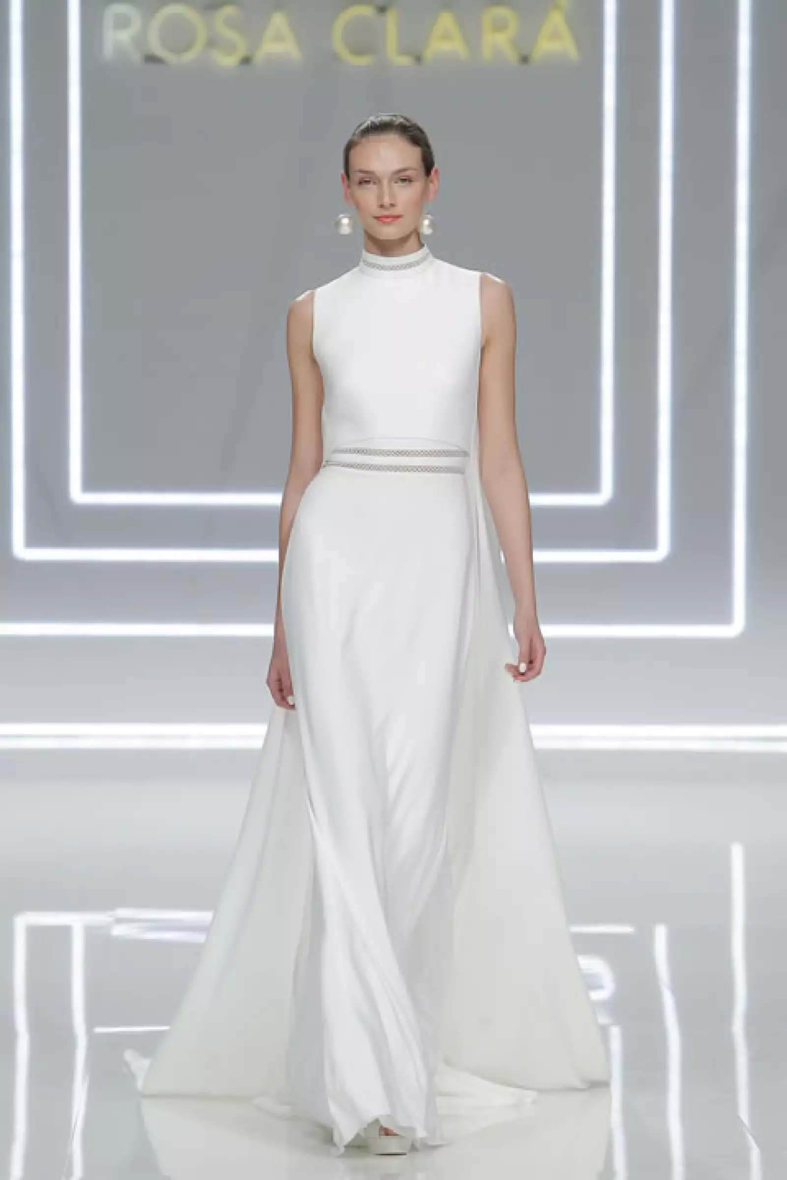 Vestido Nibila con capa de crepe de seda con incrustaciones de encaje valenciennes.