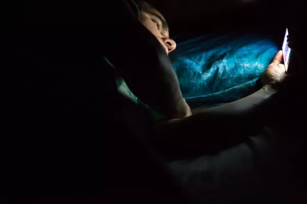 Estudios han demostrado que mirar pantallas iluminadas puede dificultar conciliar el sueño.