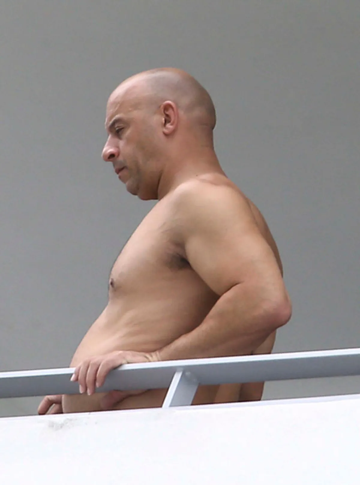 El actor fue captado por los paparazzi fumando afuera de su balcón mostrando una panza que causó conmoción.