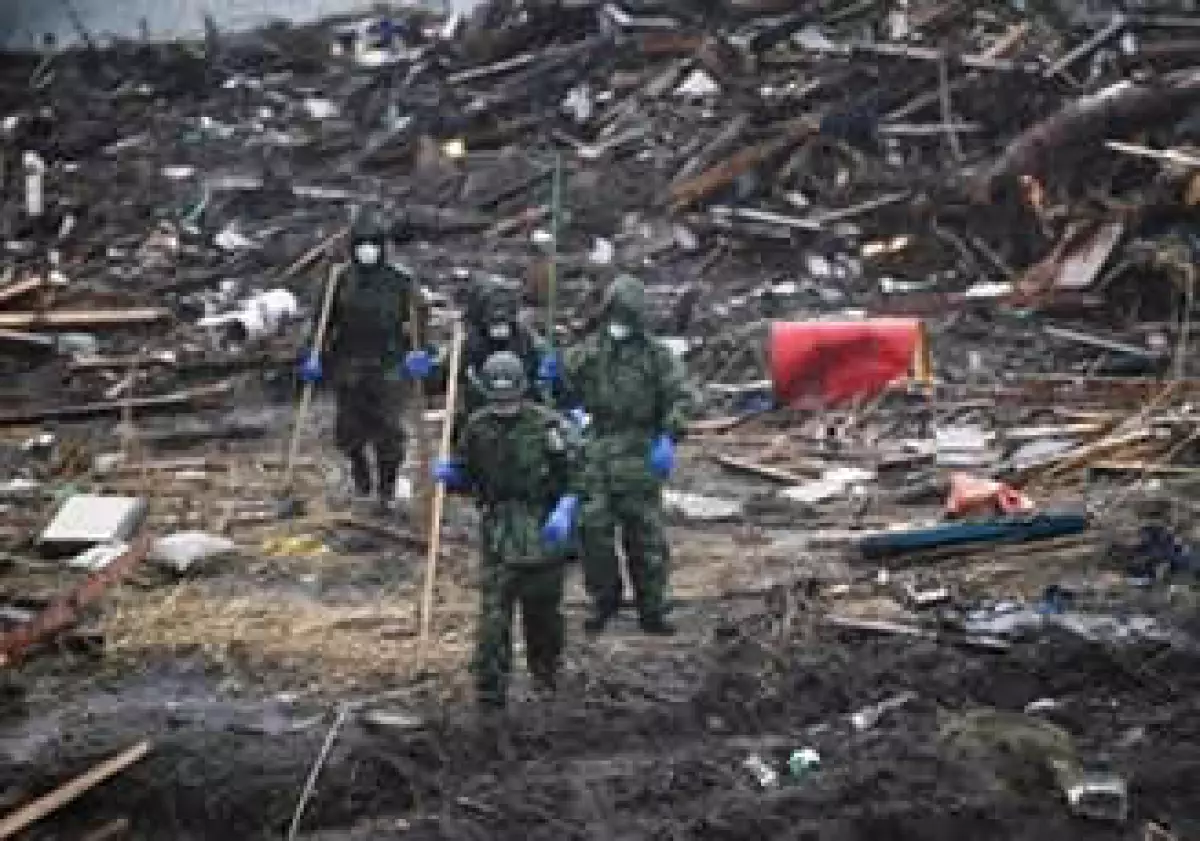 Ademá del sismo que dejó miles de muertos, Japón lucha por controlar su deuda económica. (Foto: AP)