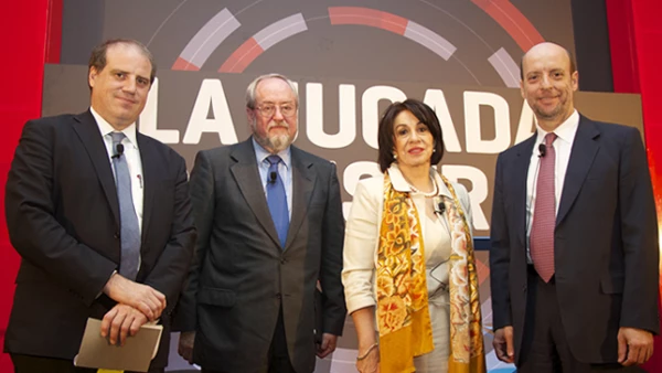 Alberto Bello, director editorial de Grupo Expansión en compañía del panel de expertos: Rocío Ruiz Chávez de la Secretaría de Economía, Roberto Newell del Instituto Mexicano para la Competitividad (IMCO) y Luiz Carlos Ferezin de Accenture.