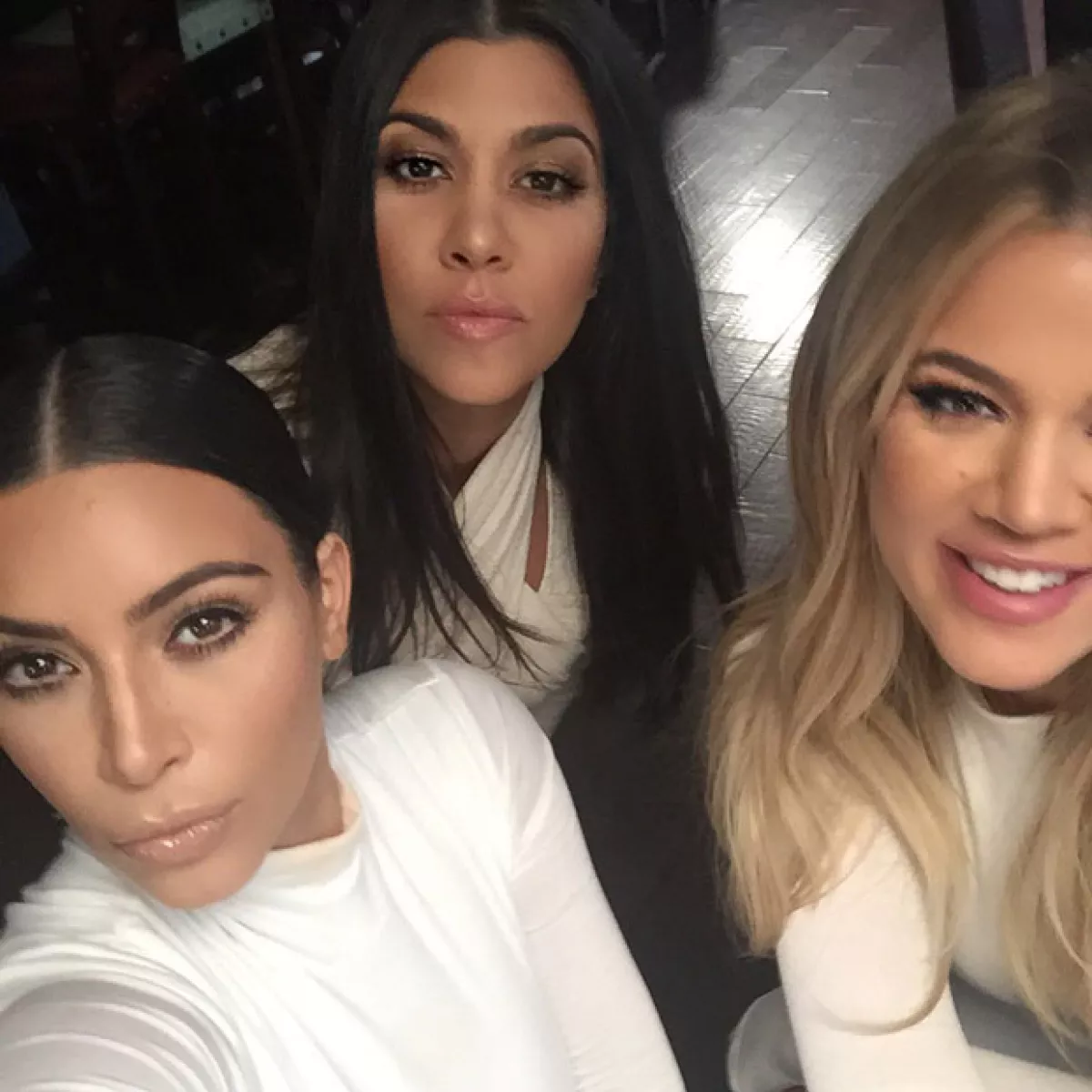 Pero Kourtney no fue la única que llamó la atención, pues a Kim cada vez más se le nota más su pancita de embarazo.