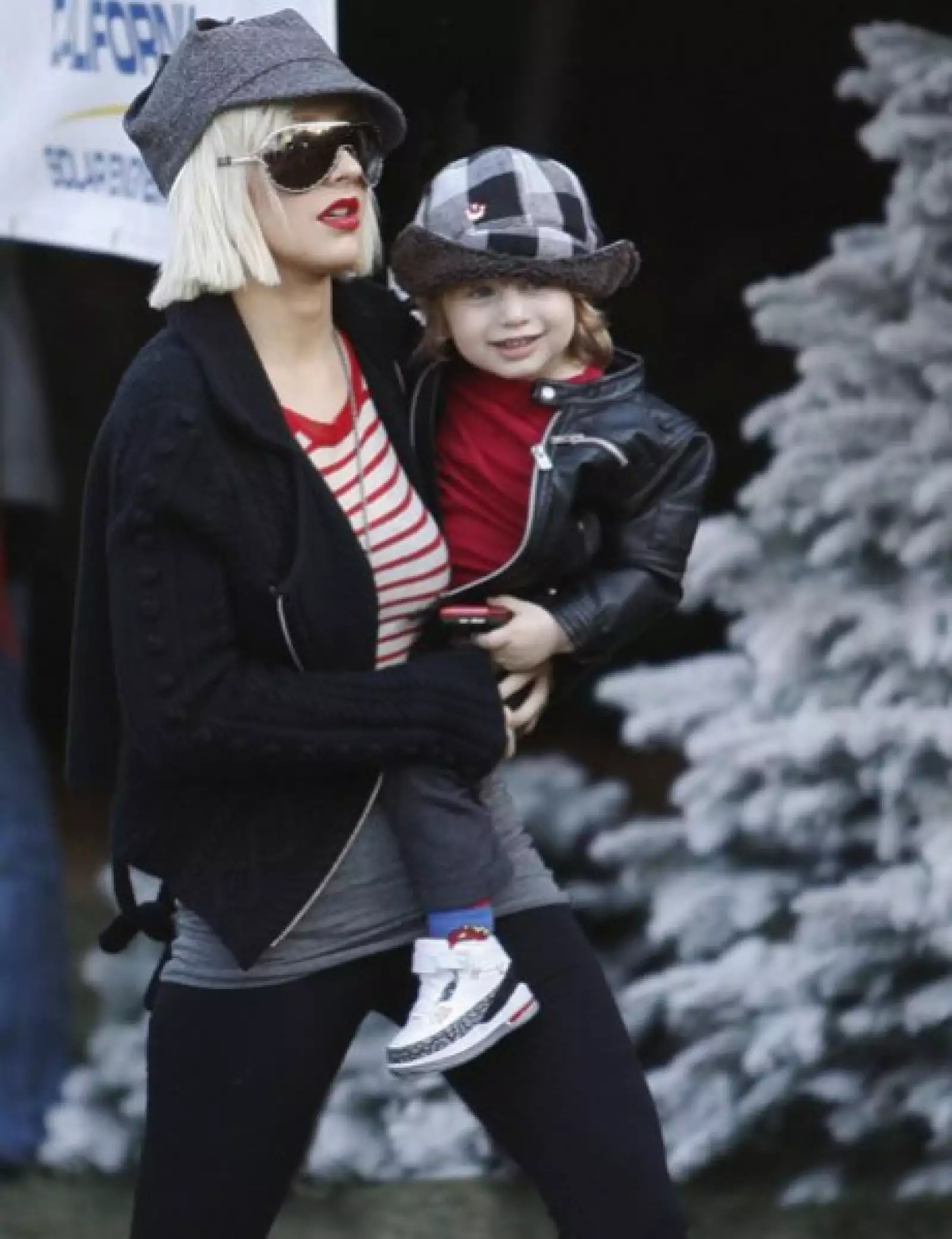 Christina Aguilera, su esposo Jordan y su hijo Max comprando un árbol de Navidad en California.