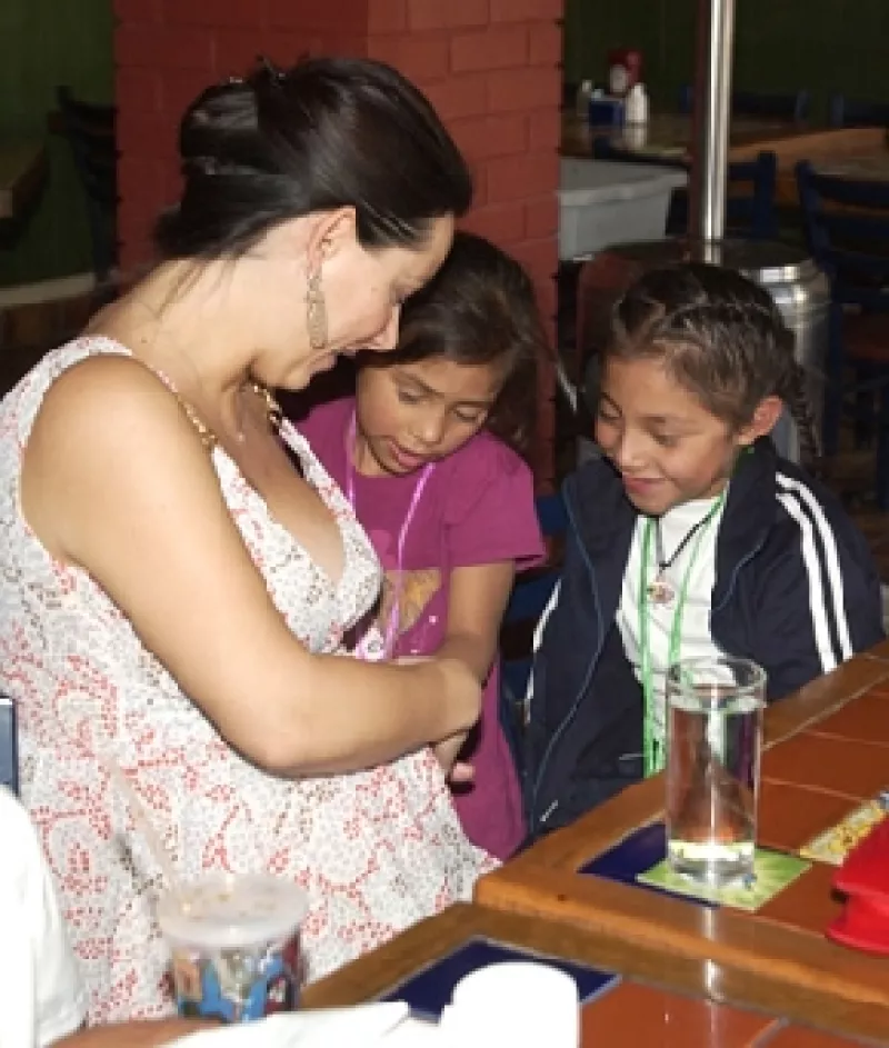 La conductora, con casi ocho meses de embarazo, convivió la tarde de ayer con niños del comedor Santa María durante una comida realizada en Chilis.