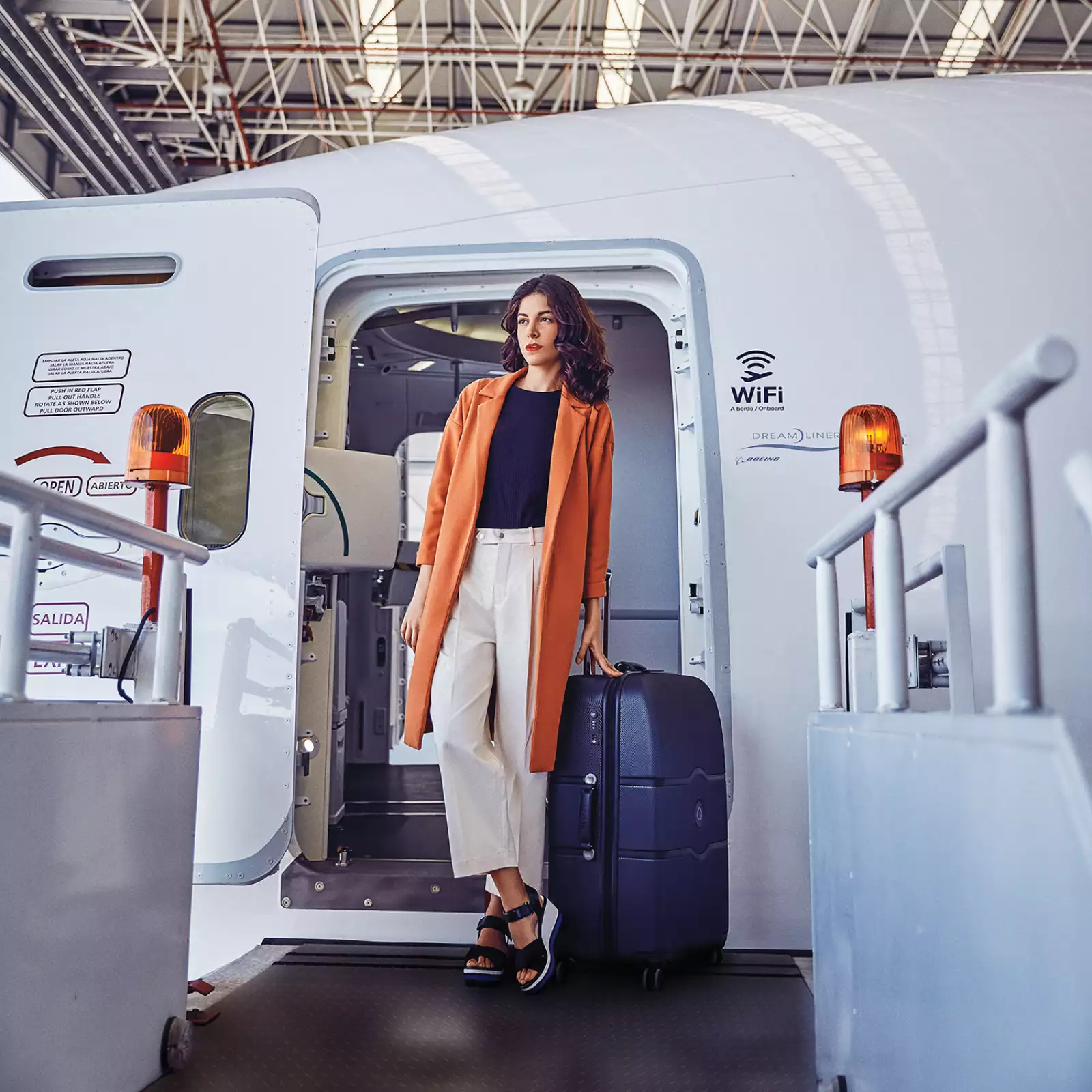 Influencers Con Maleta En Mano