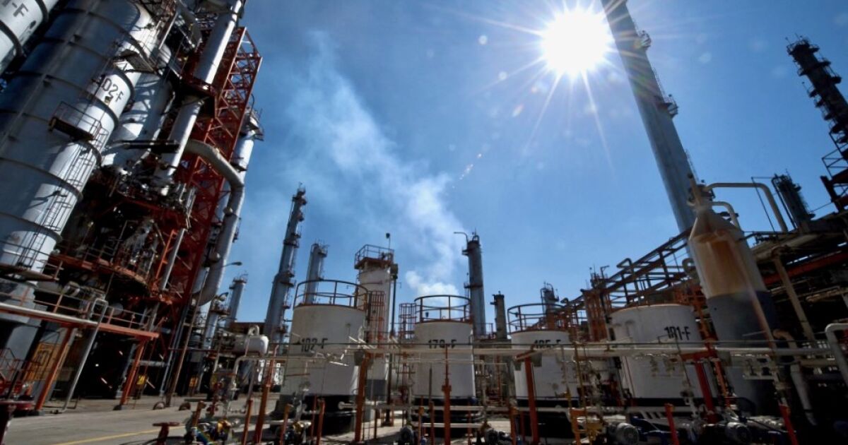 Pemex rafinerilerinde 2025'te rekora ulaşıyor ancak enerjide kendi kendine yeterlilik henüz çok uzakta