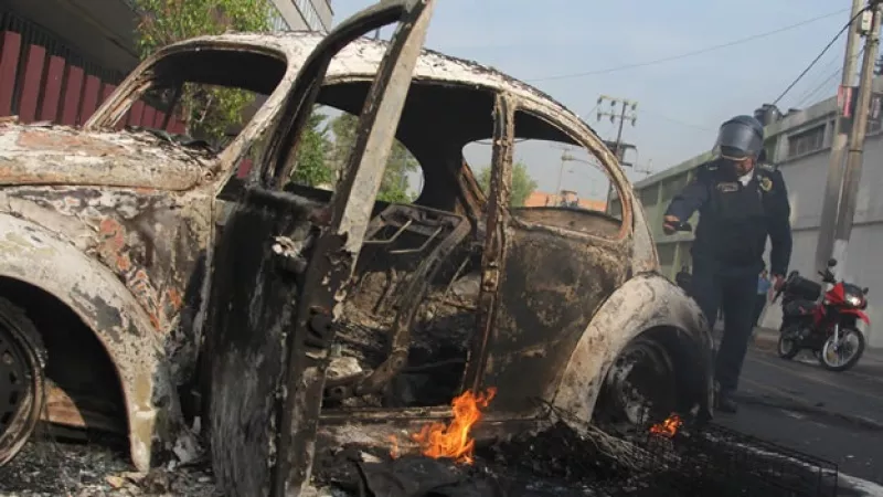 Manifestantes incendiaron carros durante una protesta del SME